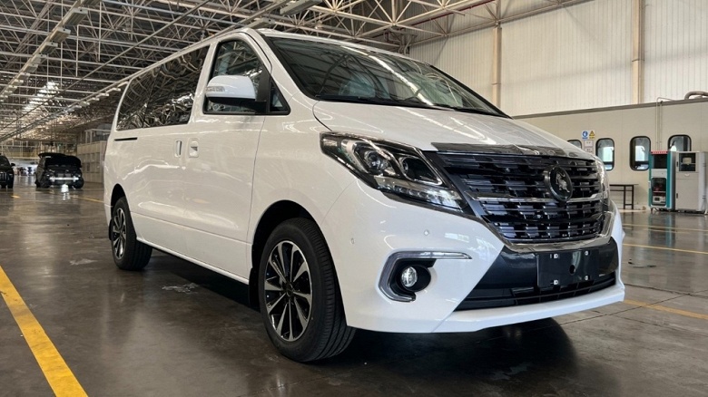 Не Toyota Alphard, но зато гораздо дешевле. В России стартовали продажи минивэна Forthing M7: 7 мест, 224 л.с. и 8-ступенчатый «автомат»