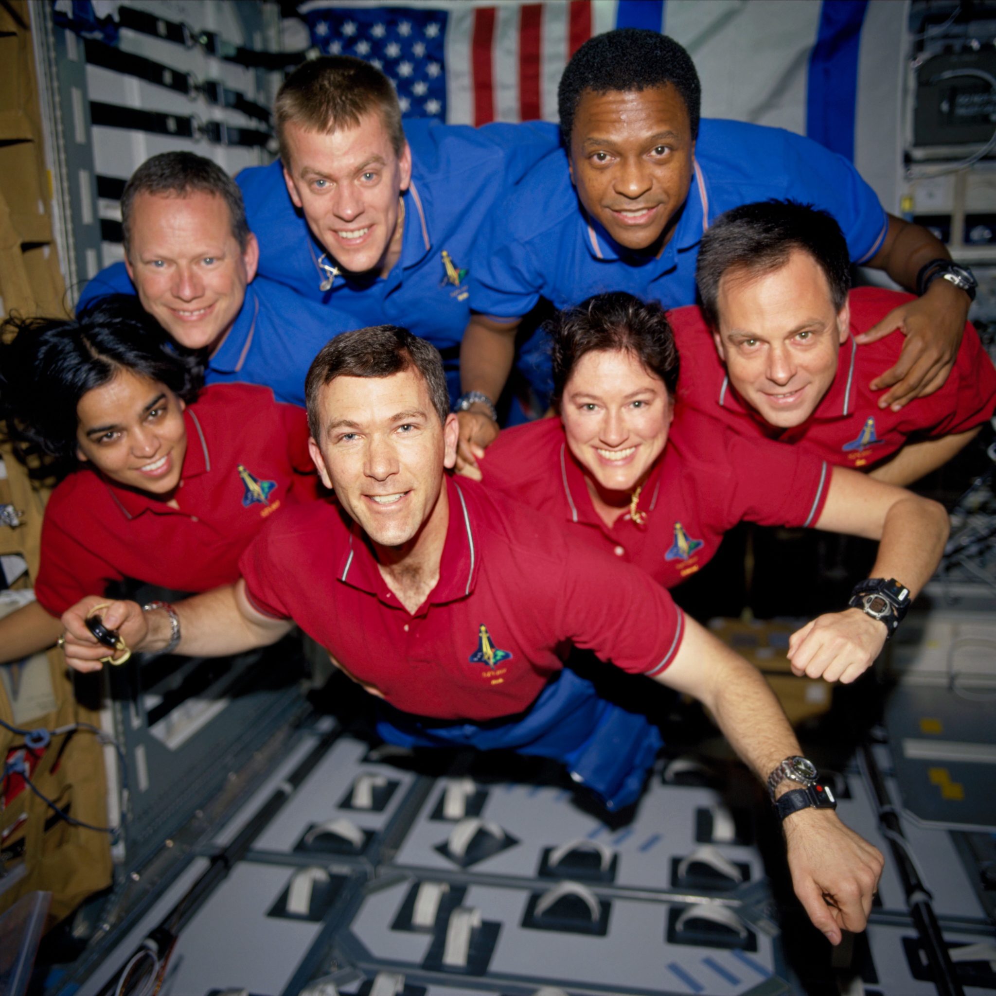 Экипаж STS-107. В синем: Браун, МакКул, Андерсен. В красном: Чавла, Хасбанд, Кларк, Рамон