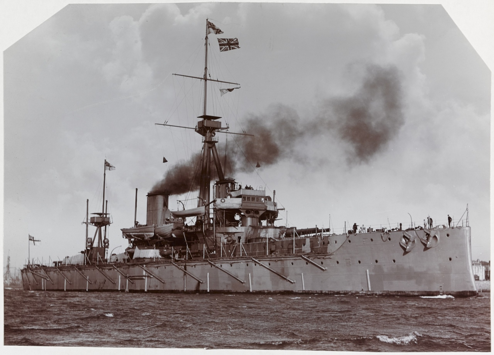 HMS Dreadnought был примечателен не только своим вооружением и бронёй, но и скоростью в 21 узел (24 мили в час), которая стала возможной благодаря турбинам Парсонса.