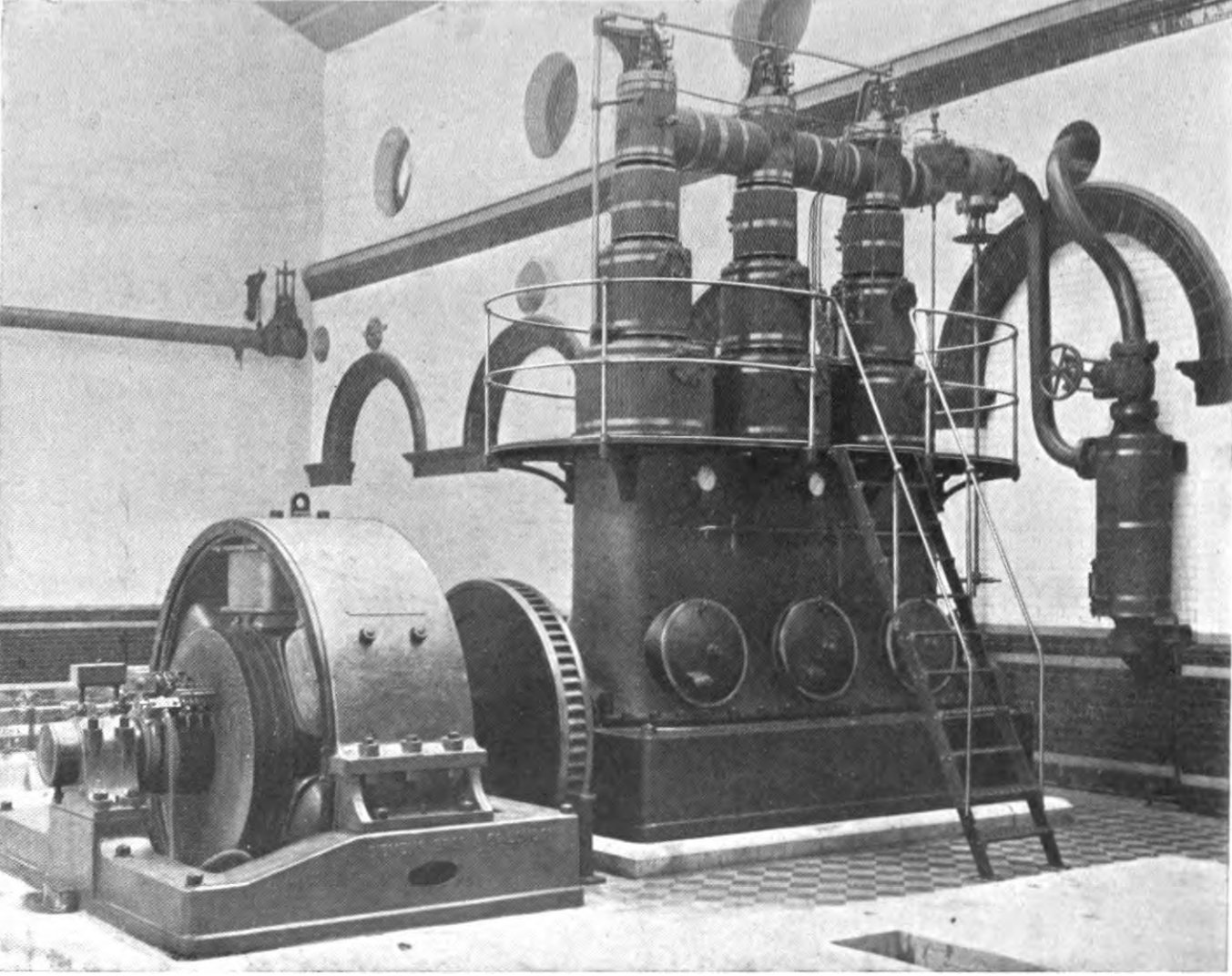 Высокоскоростной паровой двигатель (производства британской фирмы Willans), приводящий в движение динамо-машину (серебряный цилиндр слева). Из книги W. Norris and Ben. H. Morgan, High Speed Steam Engines, 2nd edition (London: P.S. King & Son, 1902), 13.