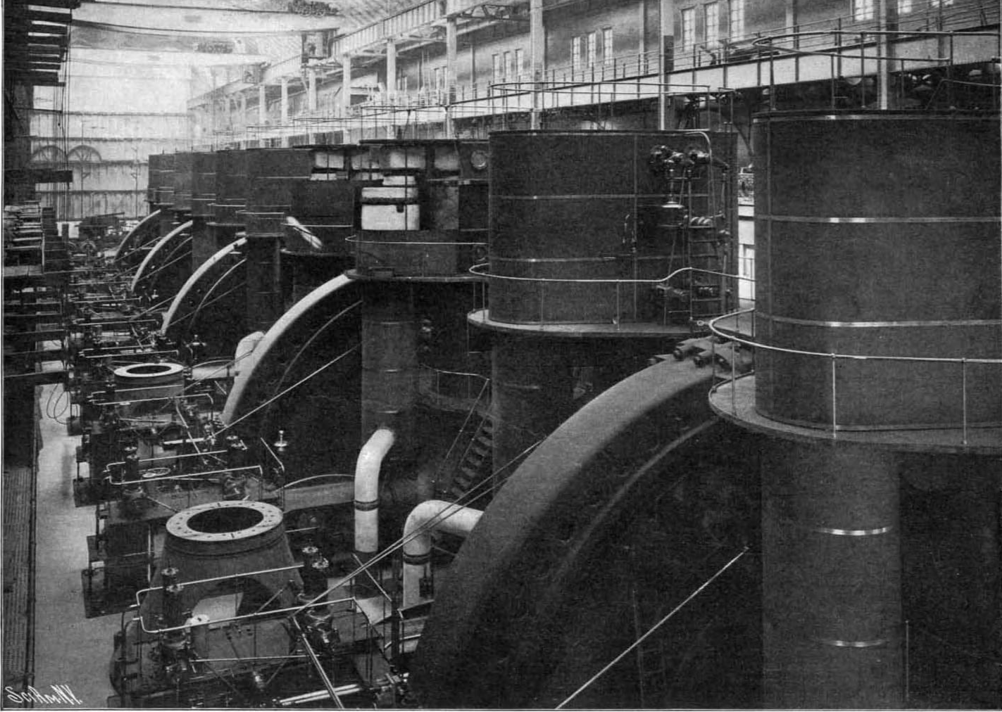 Внутренняя часть электростанции IRT с пятью установленными двигателями. Каждый двигатель состоит из двух башен, между которыми находится динамо-машина в форме диска. Из журнала Scientific American, 29 октября 1904 года.