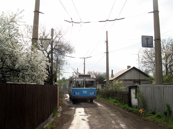 Троллейбус маленького украинского городка Доброполье катался по весьма колоритным пейзажам. Увы, в 2011 году он был закрыт.