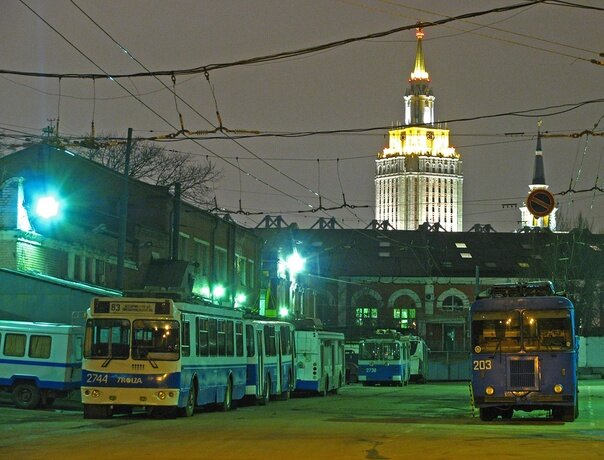 Обитатели троллейбусного (бывшего трамвайного) парка №2, 2009 г. На заднем плане башни Казанского вокзала и гостиницы «Ленинградская». Теперь в бывшем парке элитная харчевня для хипстеров