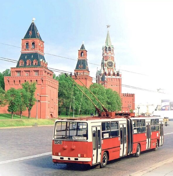 Ikarus 280T на Васильевском спуске, 1997 г. Часть таких машин была переоборудована из автобусов, у которых «сдох» дизель