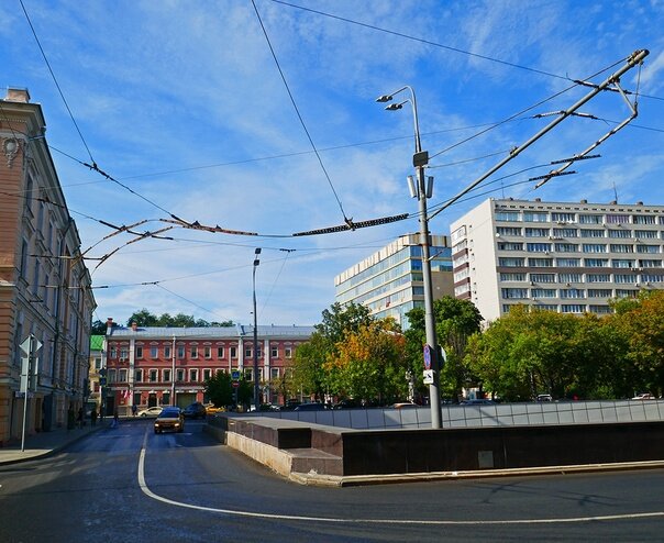 Инсталляция недалеко от Пушкинской площади, осень 2020 г.