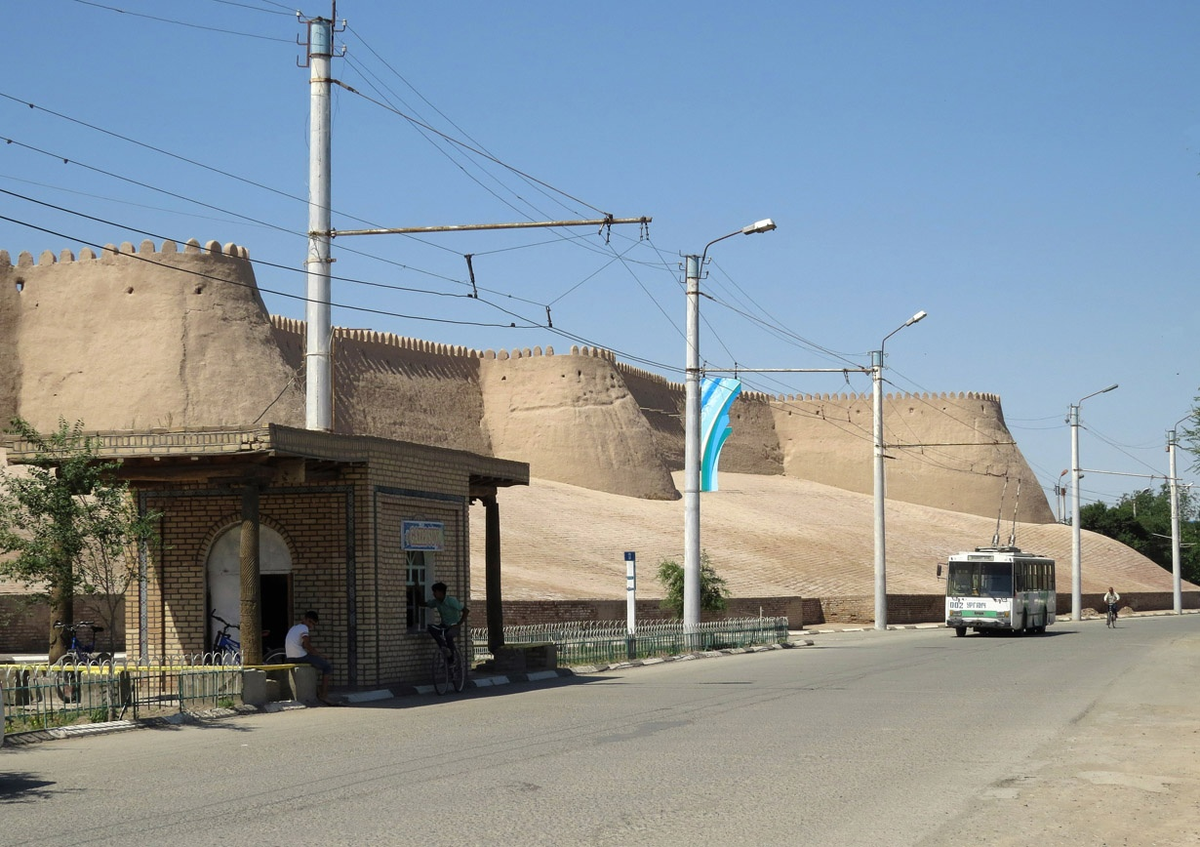 «Шкода-14Тр13» у стен крепости Ичан-кала в Хиве и узбекская контактная сеть, как отдельный вид искусства.