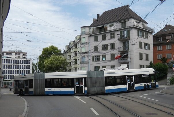 Монументальный Hess lighTram 25DC на улочках Цюриха чувствует себя вполне уверенно. Фото František Vaňásek