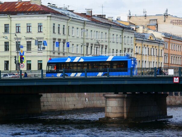 В Питере тоже замахнулись было на «чистое небо», вырезали провода вокруг Казанского собора… и тем дело кончилось. Зато дурацкая инициатива дала толчок массовым закупкам ТУАХов и организации «беспроводных» маршрутов