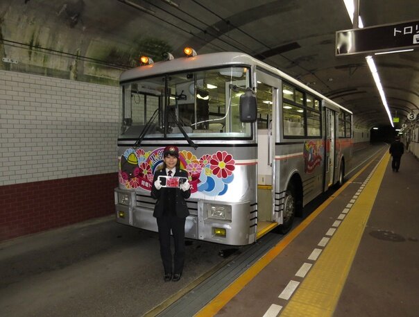 В Японии в районе ГЭС Куробэ действовали две уникальных линии подземного троллейбуса. Одну из них в 2019 г. заменили электробусом, вторая работает до сих пор. Фото Юрия Маллера