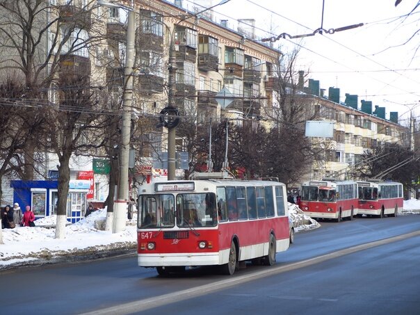 А попробуйте-ка заменить новомодными электробусами эту шеренгу чебоксарских «деданов»