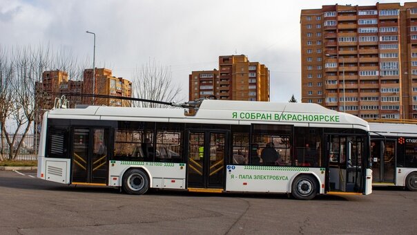 Единственный БКМ-321.00D красноярской сборки. Казалось бы, в Красноярске с его угольной генерацией и «чёрным небом» экологические преимущества электротранспорта не такие уж и преимущества. Тем не менее, на Енисее активно развивают и трамваи, и троллейбусы, а скоро и электробусы запустят. А ещё они знают, кто здесь батя :)
