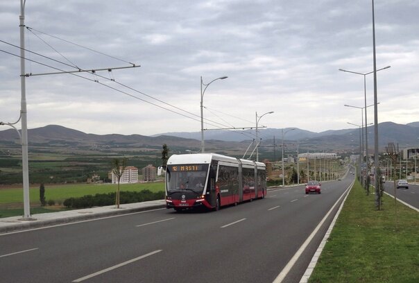 В 2015 г. в турецкой Малатье открылась сеть скоростного троллейбуса. Обычно такие коридоры отдают лёгкому рельсовому транспорту, но турки решили сэкономить. Скорость машин на маршруте достигает 90 км/ч — как у Московского метро. Фото Юрия Маллера