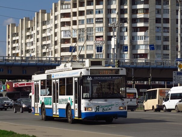 Тролза-5275 «Оптима» громко рассказывает омичам об экологичности и доступности частично-низкопольного троллейбуса