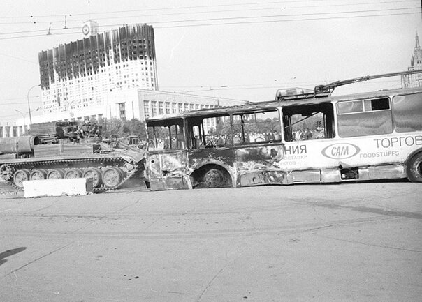 Давить троллейбусы танками в Москве начала 90-х потихоньку становилось традицией. Источник