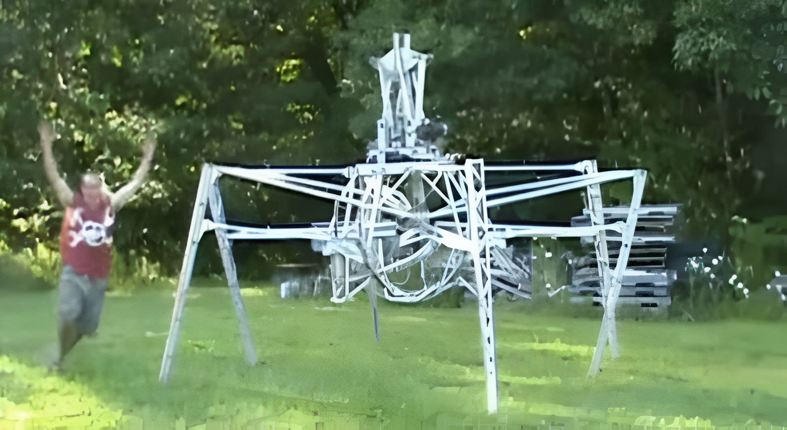 Американец построил огромного боевого робота в лесу - 1