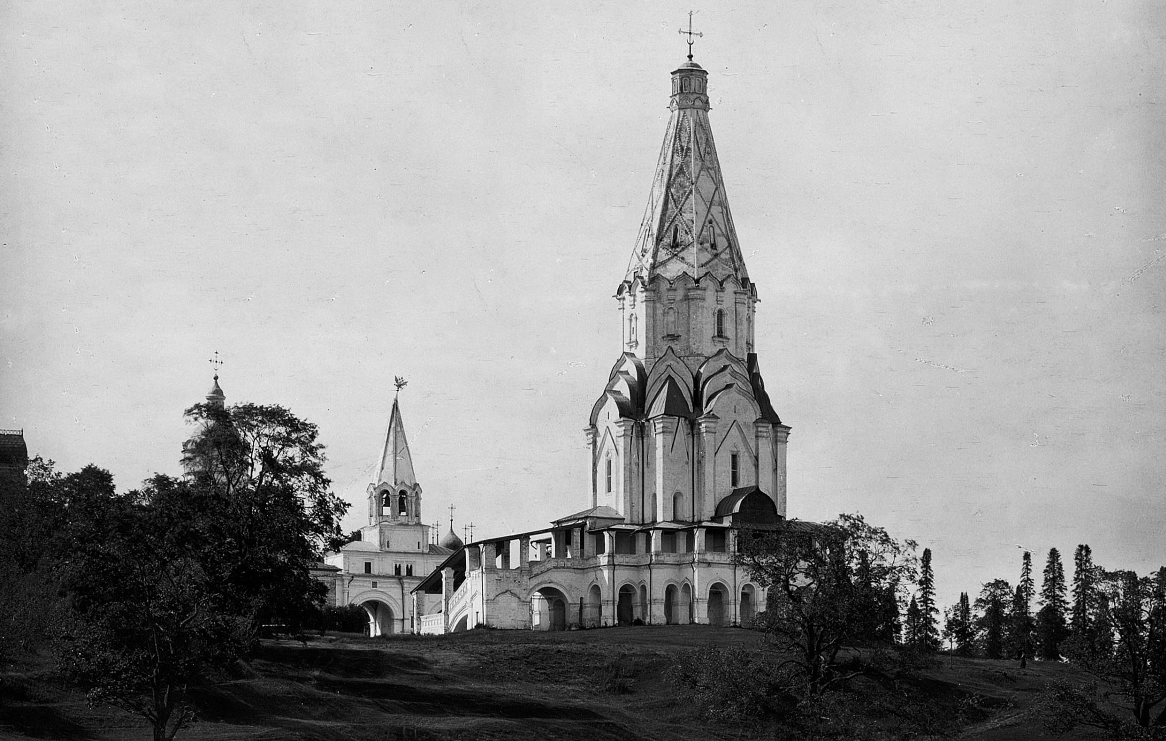 И.Ф. Барщевский — патриарх российской и советской архитектурной фотографии. Он снял тысячи объектов культурного наследия по всей стране.  