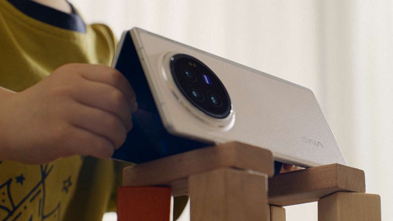 &laquo;Самый лёгкий и тонкий король складных смартфонов&raquo; на подходе. Первые официальные изображения Vivo X Fold 3