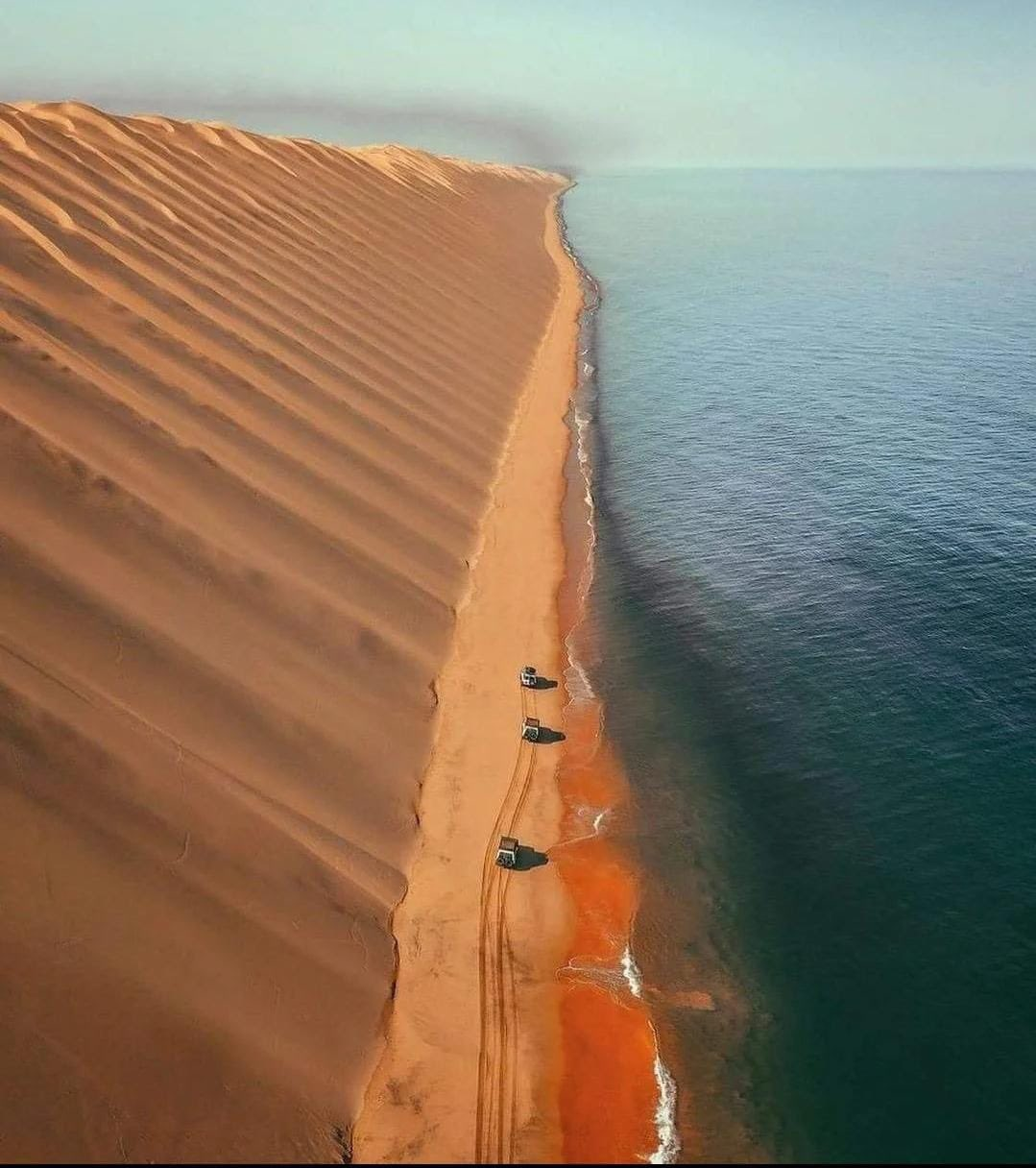 А тут совсем другая Ангола - пустыня Намиб на берегу Атлантического океана на юге страны