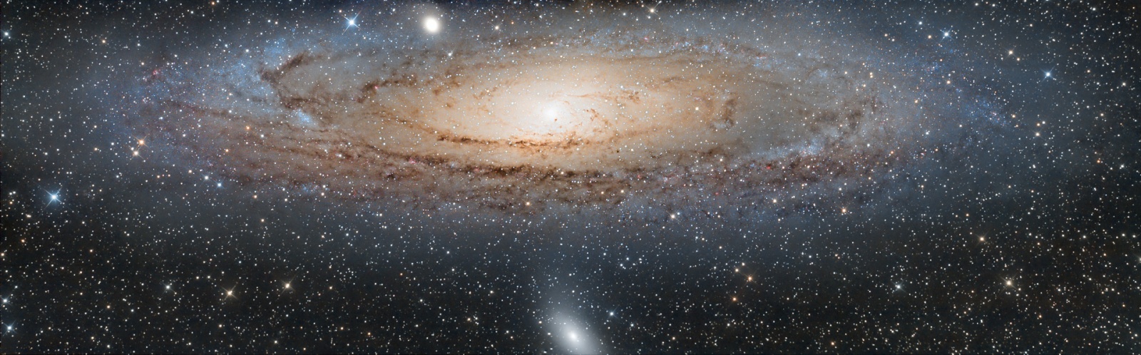 Галактика Андромеды и та её спиральная ветвь, которая ориентирована в сторону галактики Млечный путь (более близкая к нам). Автор астрофотоснимка Fran Pascualin  