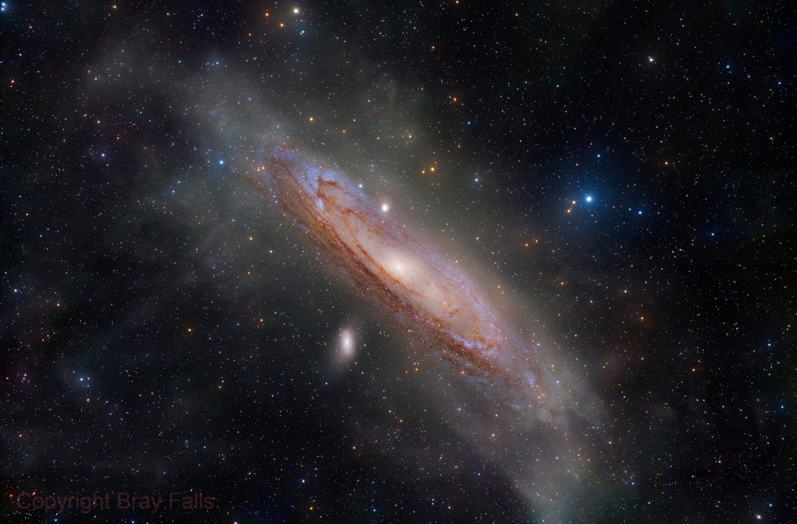 Астрофотоснимок Галактики Андромеды полученный со сверхдлительным накоплением света. На изображении видны внешние — практически незаметные во время прямых наблюдений — области спиральных ветвей и (частично) сферического гало этой галактики. Автор фотоснимка Bray Falls  
