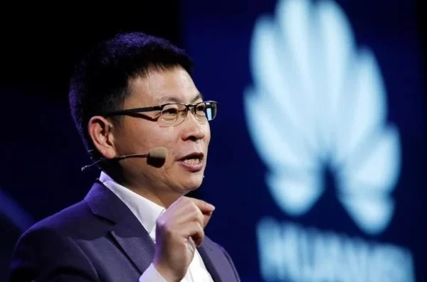 Основатель Huawei запретил гендиректору говорить, что компания «сильно опережает» конкурентов, штрафуя 1380 долларами за каждое такое заявление, по данным Titanium Media