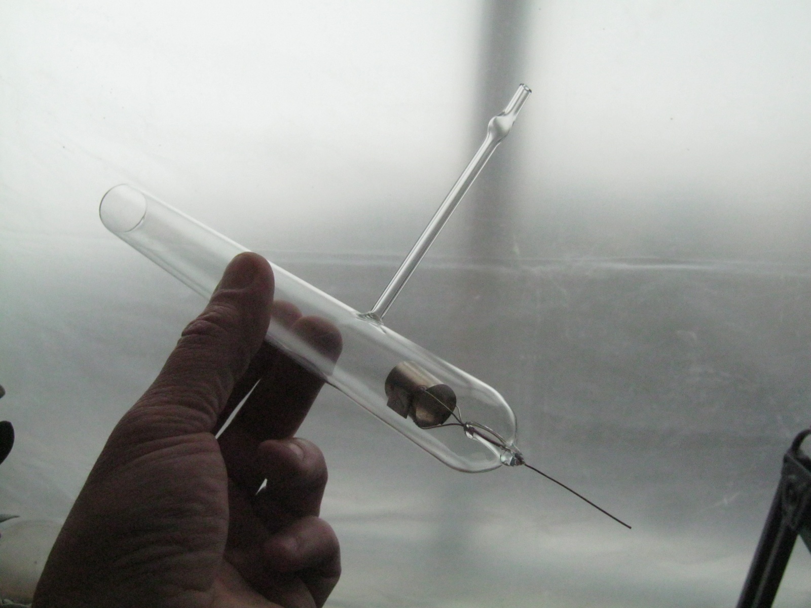 Трубка Гейслера — вакуумный насос. Распыление геттера разрядом - 27 Трубка Гейслера — вакуумный насос. Распыление геттера разрядом - 27