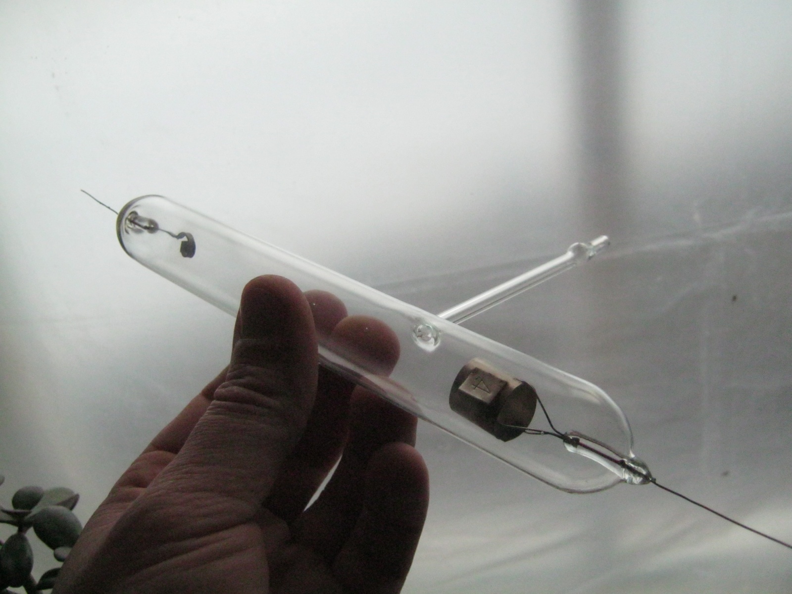 Трубка Гейслера — вакуумный насос. Распыление геттера разрядом - 29 Трубка Гейслера — вакуумный насос. Распыление геттера разрядом - 29