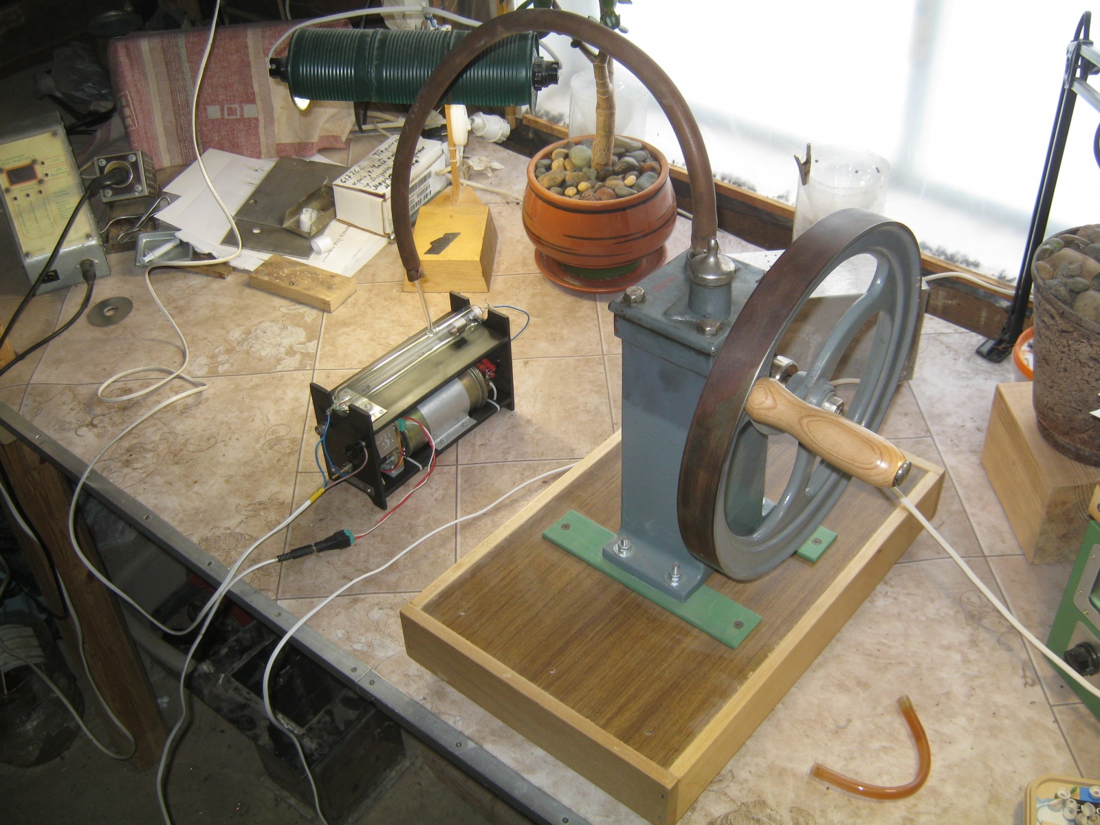 Трубка Гейслера — вакуумный насос. Распыление геттера разрядом - 32 Трубка Гейслера — вакуумный насос. Распыление геттера разрядом - 32