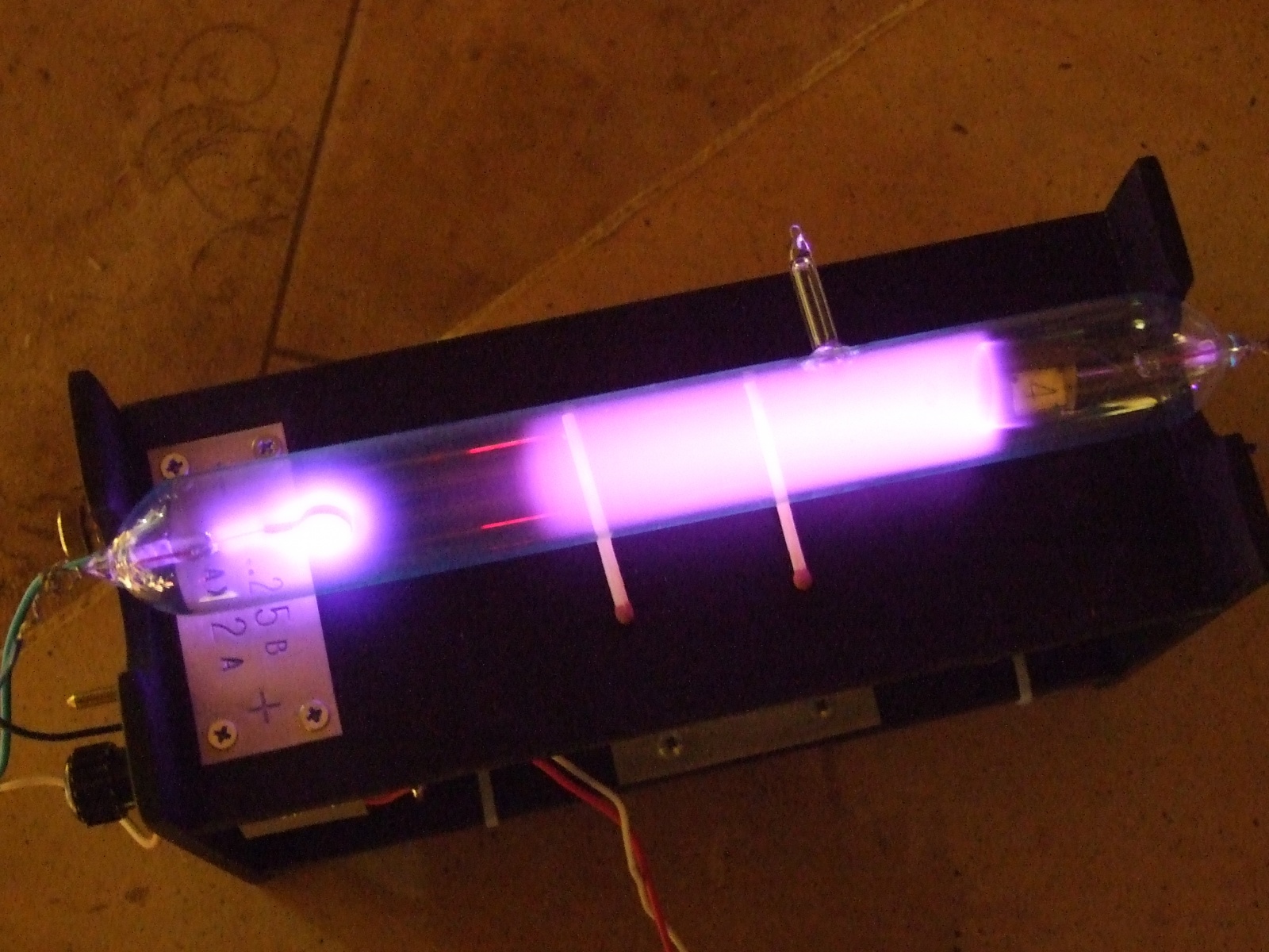 Трубка Гейслера — вакуумный насос. Распыление геттера разрядом - 36 Трубка Гейслера — вакуумный насос. Распыление геттера разрядом - 36