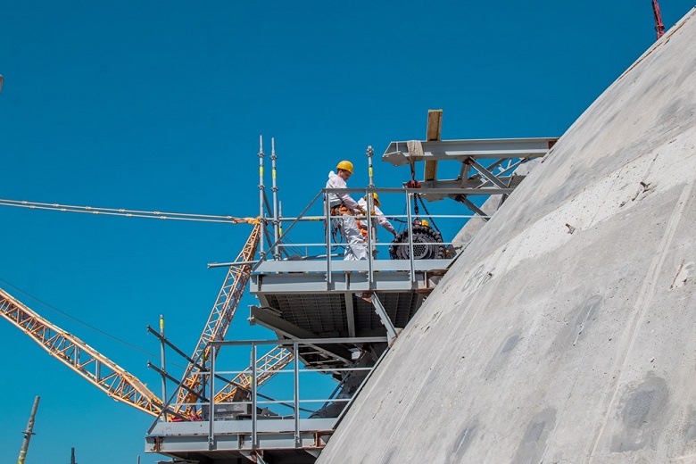 Выдержит ударную волну от &laquo;падающего большого авиалайнера&raquo;: на крупнейшей атомной стройке в мире &laquo;Аккую&raquo; смонтировали систему, обеспечивающую безопасность и прочность реакторного здания