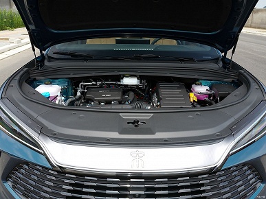 &laquo;Династия&raquo; BYD пополнилась &laquo;пожирателем километров&raquo;. Новейший кроссовер BYD Song L DM-i 2025 проезжает 1500 км на баке бензина со средним расходом 3,9 л/100 км