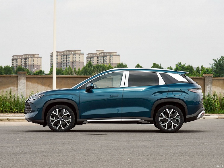 &laquo;Династия&raquo; BYD пополнилась &laquo;пожирателем километров&raquo;. Новейший кроссовер BYD Song L DM-i 2025 проезжает 1500 км на баке бензина со средним расходом 3,9 л/100 км