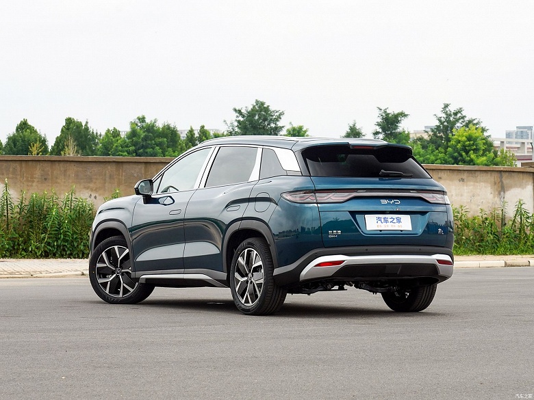 &laquo;Династия&raquo; BYD пополнилась &laquo;пожирателем километров&raquo;. Новейший кроссовер BYD Song L DM-i 2025 проезжает 1500 км на баке бензина со средним расходом 3,9 л/100 км