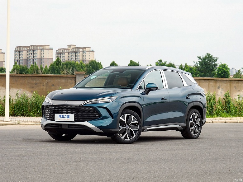 &laquo;Династия&raquo; BYD пополнилась &laquo;пожирателем километров&raquo;. Новейший кроссовер BYD Song L DM-i 2025 проезжает 1500 км на баке бензина со средним расходом 3,9 л/100 км