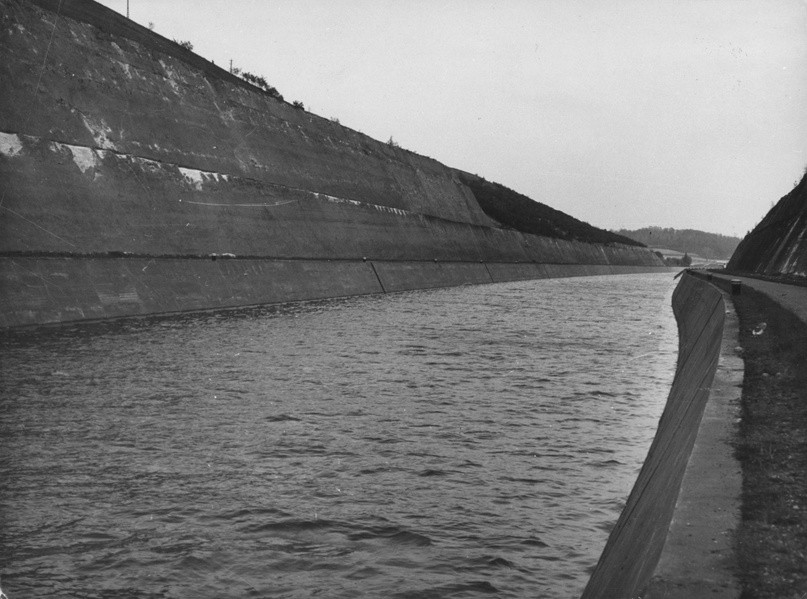 Канал примечателен тем, что своей конфигурацией он образовывал естественную оборонительную позицию, являясь важным элементом оборонительной системы, прикрывавшей Бельгию с севера. Канал примечателен тем, что своей конфигурацией он образовывал естественную оборонительную позицию, являясь важным элементом оборонительной системы, прикрывавшей Бельгию с севера.