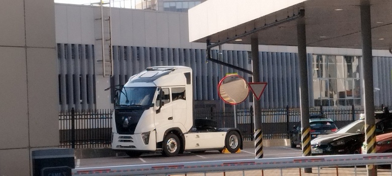 В Россию привезли «самый аэродинамичный грузовик в мире»: Huanghe X7 от Sinotruk получил 800-сильный мотор, а ресурс основных узлов превышает два миллиона километров - 2 В Россию привезли «самый аэродинамичный грузовик в мире»: Huanghe X7 от Sinotruk получил 800-сильный мотор, а ресурс основных узлов превышает два миллиона километров