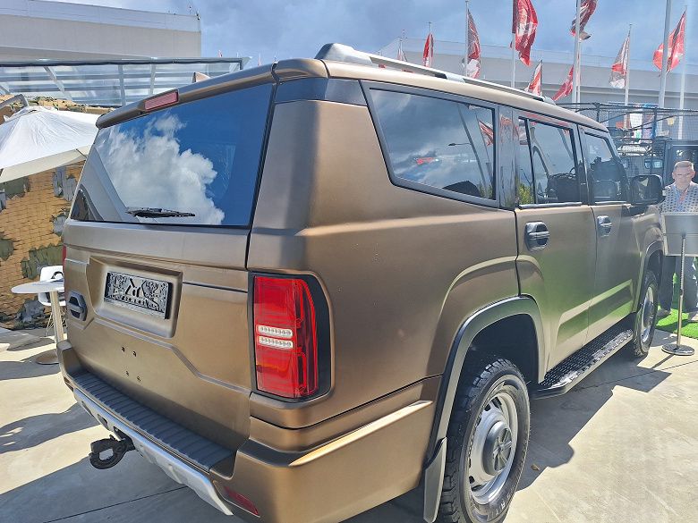 Новейший полноприводный &laquo;Соболь NN&raquo; еще не вышел на рынок, но на его базе уже построили внедорожник АМЗ &laquo;Комбат&raquo;: новые подробности