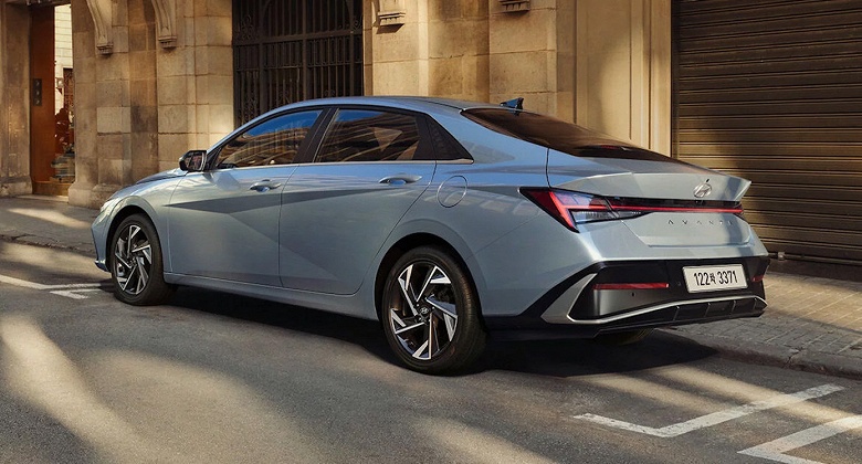 Hyundai Elantra вернулась в Россию. Машину в комплектации Lux с «автоматом» продают за 2,6 млн рублей - 2 Hyundai Elantra вернулась в Россию. Машину в комплектации Lux с «автоматом» продают за 2,6 млн рублей