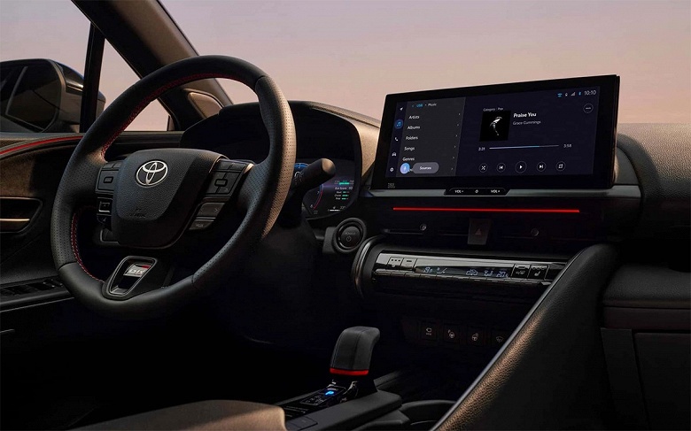 В 2018 году Toyota C-HR стоила в России 1,3 млн рублей, сейчас &mdash; 5,2 млн. Дилер привез гибридный Toyota C-HR последнего поколения с полным приводом