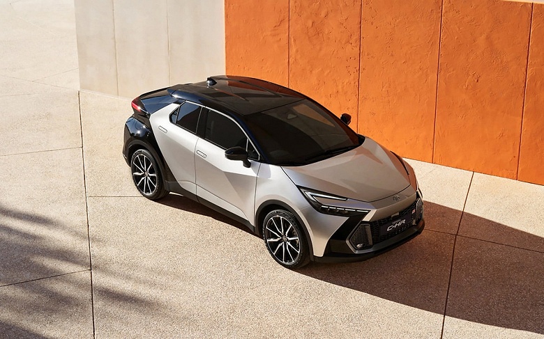 В 2018 году Toyota C-HR стоила в России 1,3 млн рублей, сейчас &mdash; 5,2 млн. Дилер привез гибридный Toyota C-HR последнего поколения с полным приводом