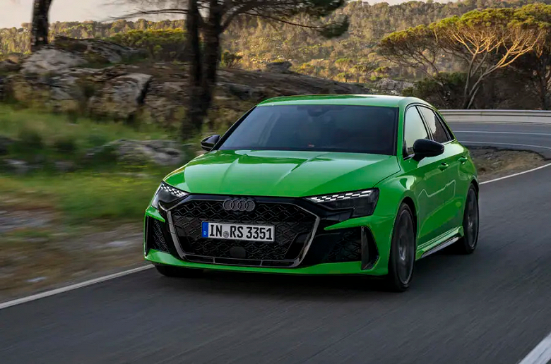Конец эпохи: представлен Audi RS3 — последний автомобиль на рынке с пятицилиндровым двигателем 2,5 TFSI мощностью 394 л.с. - 2 Конец эпохи: представлен Audi RS3 — последний автомобиль на рынке с пятицилиндровым двигателем 2,5 TFSI мощностью 394 л.с.
