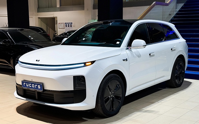 Li Auto L6 уже стал хитом в Китае, Россия на очереди? Крупный московский дилер привез партию кроссоверов Li Auto L6, цена &mdash; 6,4 млн рублей