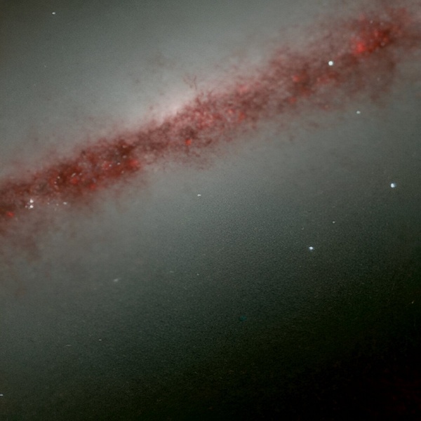 Телескопа &laquo;Джеймс Уэбб&raquo; обнаружил выбросы пыли на расстоянии 13 000 световых лет от диска галактики NGC 891