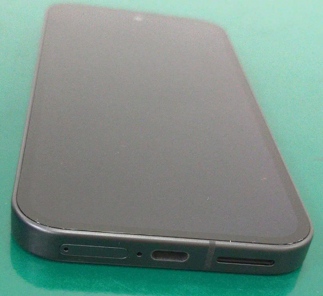 В сети засветились живые фото потенциального Google Pixel 9a - 2 В сети засветились живые фото потенциального Google Pixel 9a