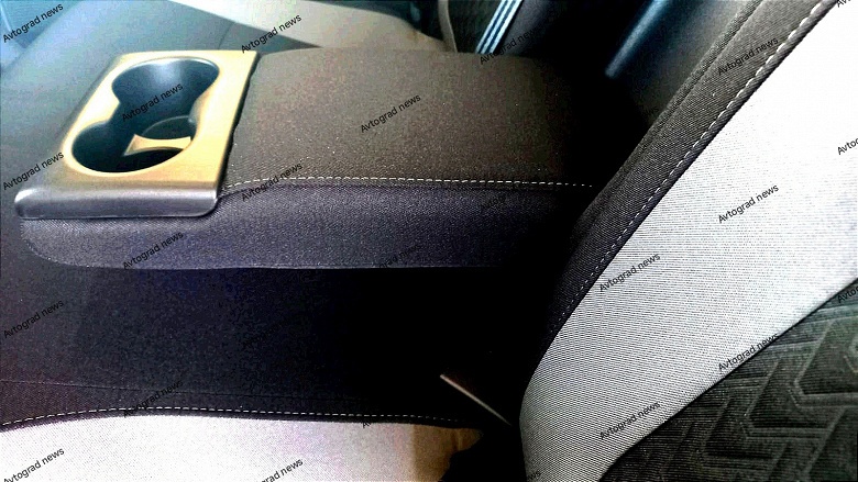 Больше никаких кнопок от «Гранты», а задний диван — с подлокотником. Живые фото самой топовой Lada Vesta - 2 Больше никаких кнопок от «Гранты», а задний диван — с подлокотником. Живые фото самой топовой Lada Vesta