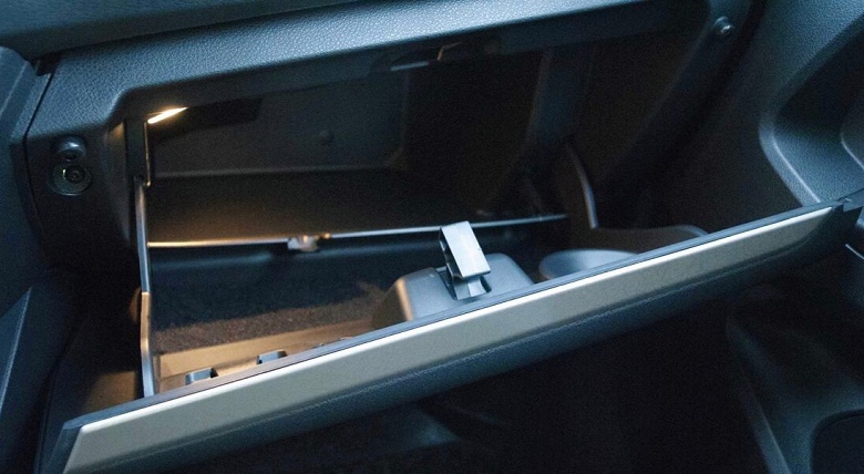 Новая опция &laquo;полнофункциональной&raquo; Lada Vesta: подсветка перчаточного ящика и багажника