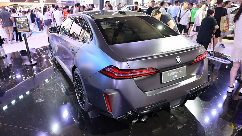 BMW M5 2025 показали вживую - 2 BMW M5 2025 показали вживую