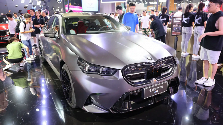 BMW M5 2025 показали вживую - 1 BMW M5 2025 показали вживую