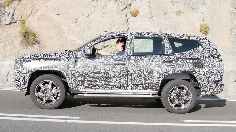 Новейший Mitsubishi Pajero Sport впервые засняли вживую - 2 Новейший Mitsubishi Pajero Sport впервые засняли вживую