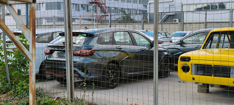 &laquo;Автомобиля в такой расцветке ещё в продаже не было&raquo;. На АвтоВАЗе заметили уникальную Lada Vesta SW Sportline и раллийную Lada Niva Sport